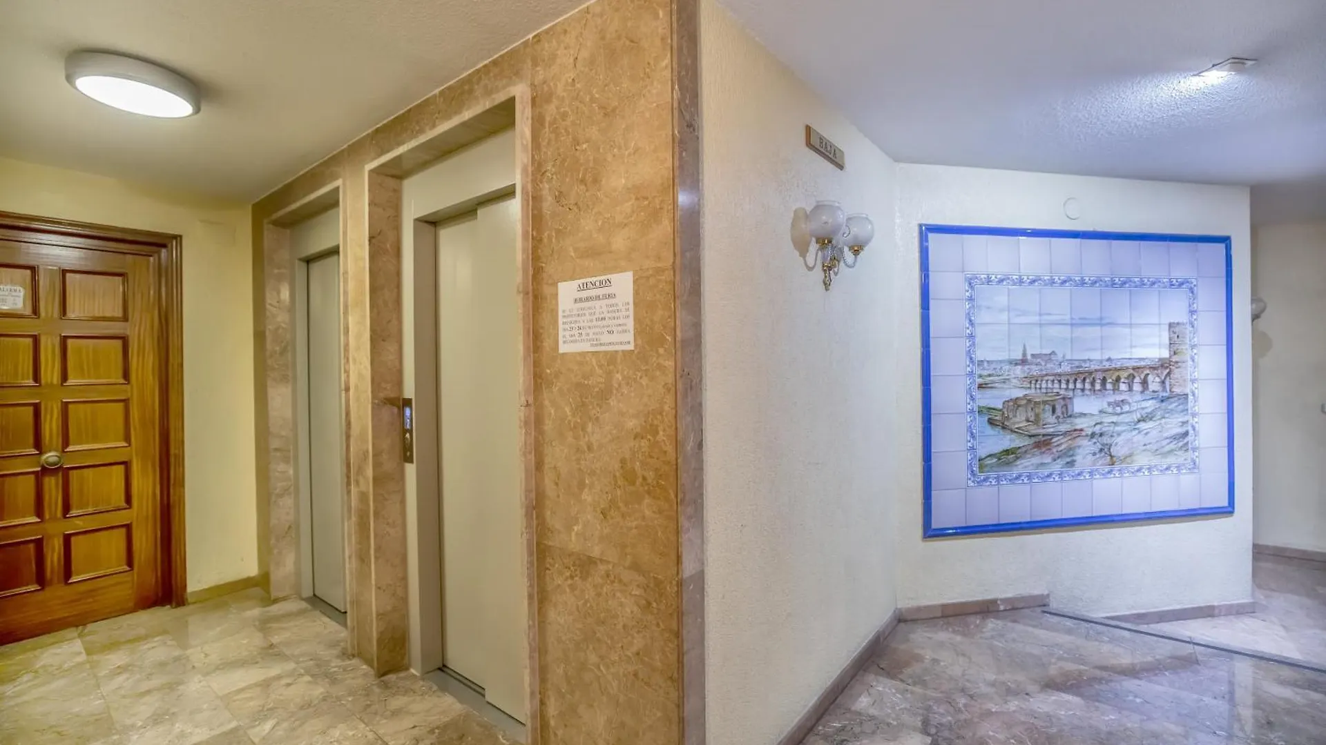 R & T Cordoba Center Apartamentos - Parking Apartment